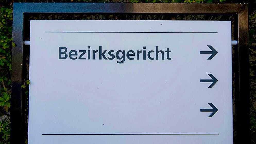 A man stood before the district court of Affoltern ZH on Thursday for allegedly setting a hit man on his ex-partner. (symbolic image)