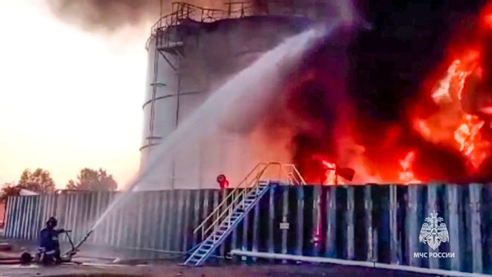 HANDOUT - Nach Angaben des Gouverneurs der Region Rostow, Golubew, soll ein ukrainischer Drohnenangriff das Feuer am Ölreservoir verursacht habe. Foto: Uncredited/Russian Emergency Ministry Press Service/AP/dpa