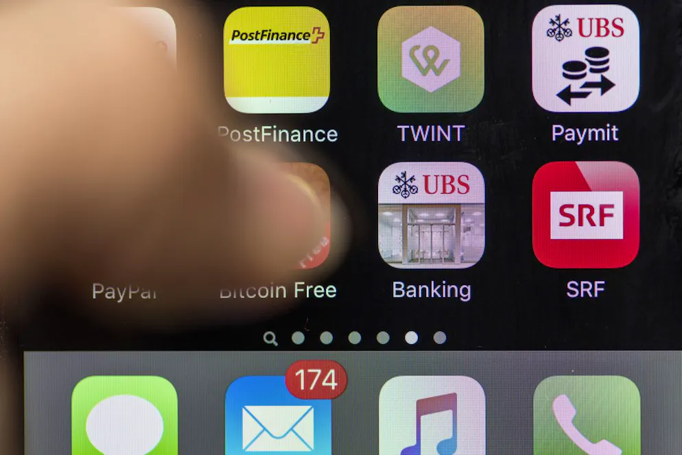 Cartes et applications sont devenues caduques au moment où le client de la banque a été déclaré mort. Une fois l'erreur signalée, il a fallu tout reprendre à zéro.