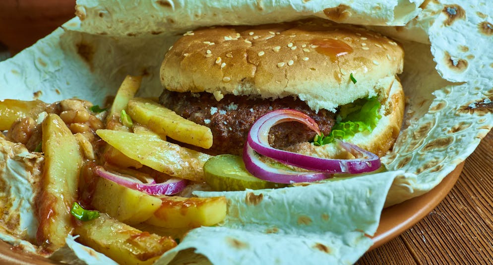 Ganz schön deftig: Wer in Schweden Calskrove bestellt, bekommt eine Kombi aus Pizza, Hamburger und Pommes. 