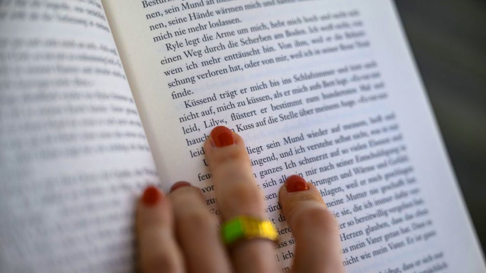 In New Adult-Romanen ist das Happy-End - der Sieg der Liebe - Pflicht. Doch die Figuren müssen bis zu diesem Ziel so manches Problem meistern. Im Subgenre der Sports Romance geht es dabei um die Schattenseiten des Profisports, etwa Selbstzweifel, Verletzungen, Starrummel oder psychischer Druck.