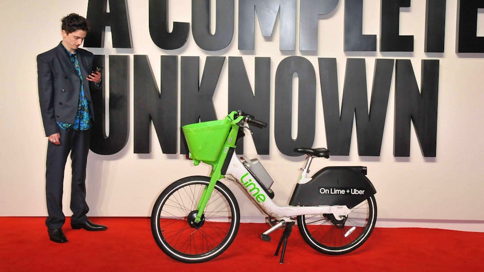 An der UK-Premiere von «A Complete Unknown» in London kreuzte Schauspieler Timothée Chalamet mit einem Lime-Bike auf.
