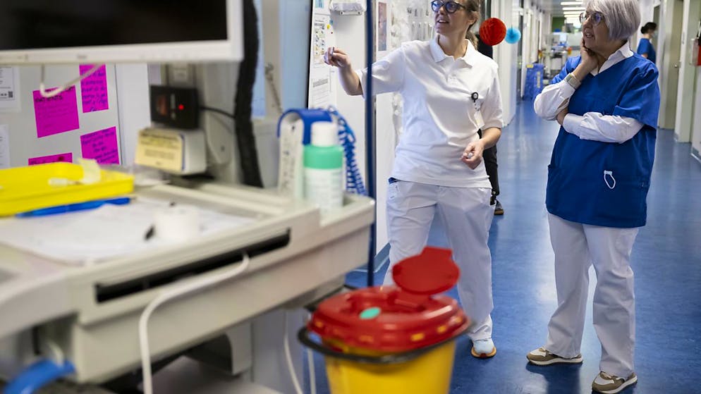 Elisabeth Baume-Schneider (à droite) a apprécié de pouvoir échanger avec des soignants du CHB de Bienne (BE) et a loué leur capacité à faire preuve en même temps de compassion, d'expertise et de technicité.