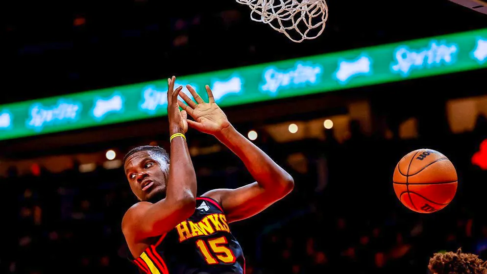 Double-double and victory: things are going well for Clint Capela and the Atlanta Hawks.