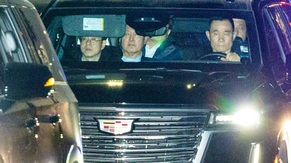 dpatopbilder - Der abgesetzte südkoreanische Präsident Yoon Suk Yeol in einem Auto auf dem Weg zu einer Haftanstalt in Uiwang. Foto: Kim Sung-min/YONHAP/AP/dpa
