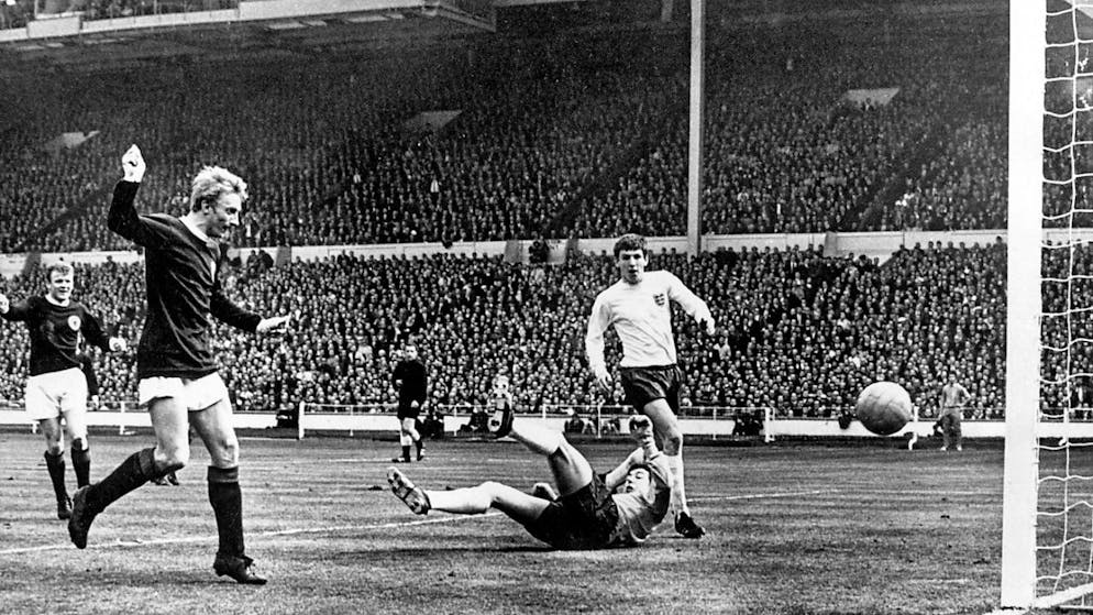 Dennis Law am 15. April 1967 bei seinem Treffer gegen England im gewonnenen EM-Qualifikationsspiel (3:2) im Londoner Wembley-Stadion