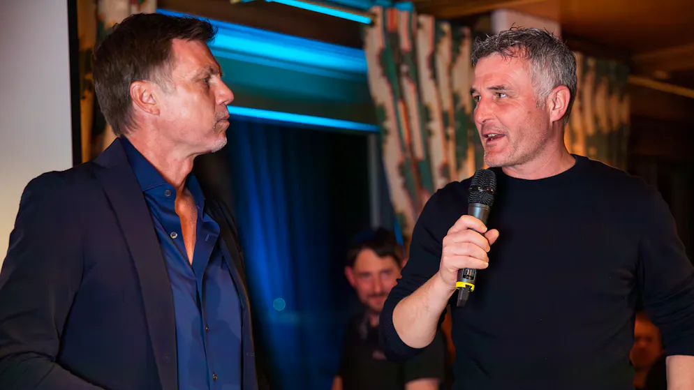 Alex Frei (rechts) sorgt im Gespräch mit Thomas Helmer für Lacher.