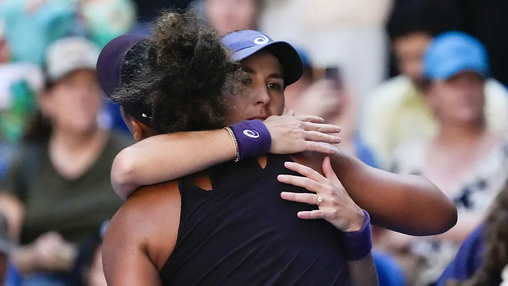 Belinda Bencic versucht beim Händeschütteln und Umarmen, die verletzte Naomi Osaka zu trösten.