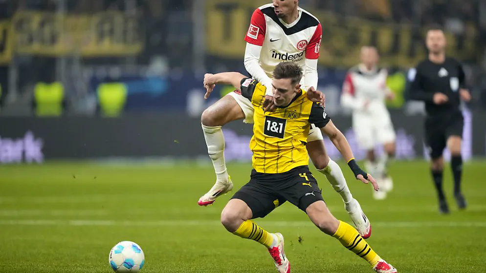 Frankfurts Torschütze Hugo Ekitiké (hinten) bringt Nico Schlotterbeck in Schwierigkeiten