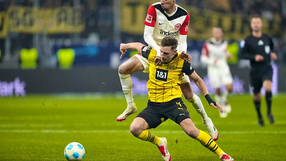 Frankfurt's goalscorer Hugo Ekitiké (back) gets Nico Schlotterbeck into trouble