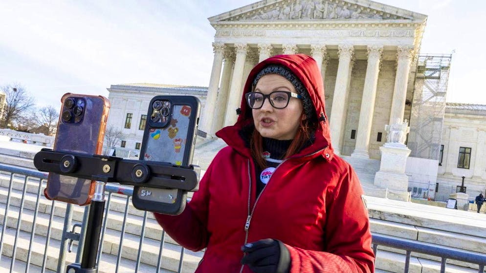 Content creator Tiffany Cianci streams live outside the building in Washington where the US Supreme Court is hearing a lawsuit filed by Tiktok against the ban. (January 10, 2025)