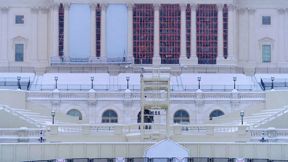 Die Westseite des US-Kapitols ist von einem doppelten Zaun umgeben und mit Schnee bedeckt. 