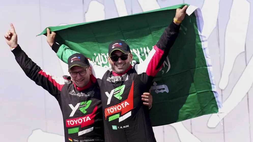Yazeed al-Rajhi (rechts) und sein Co-Pilot Timo Gottschalk feiern nach der zwölften Etappe den Gesamtsieg beim Rallye Dakar