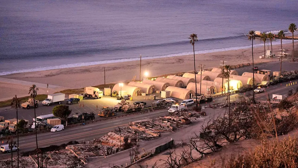 dpatopbilder - National Guard members set up a beachfront camp in the Pacific Palisades neighborhood of Los Angeles near homes destroyed by the Palisades Fire. Photo: Damian Dovarganes/AP/dpa