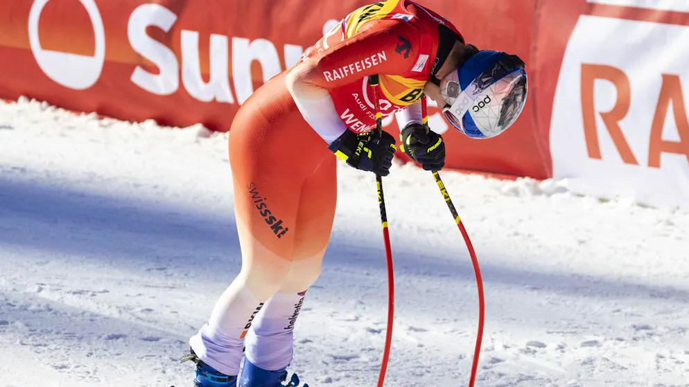 Marco Odermatt für einmal mit gesenktem Kopf im Zielraum.