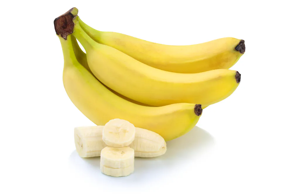 Outre les effets sur le sucre sanguin, la digestion des bananes peut également poser problème. Une partie de leur sucre fermente dans le tube digestif, produisant de l’alcool et des acides.