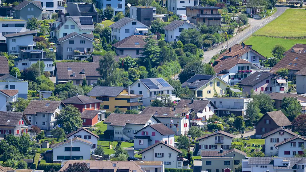 In der Schweiz steigen die Preise für Wohneigentum weiter an. Im vierten Quartal war der Preisanstieg bei Einfamilienhäusern etwa im Alpenraum ausgeprägt.(Symbolbild)