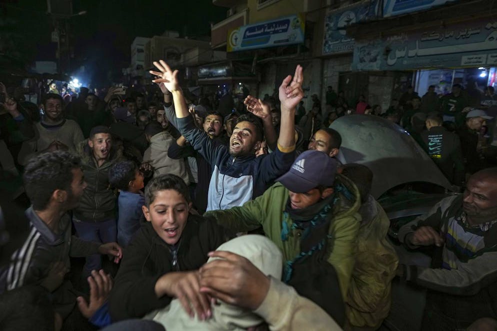Les Palestiniens célèbrent l'annonce d'un accord de cessez-le-feu entre le Hamas et Israël à Deir al-Balah, au centre de la bande de Gaza, mercredi 15 janvier 2025. (AP Photo/Abdel Kareem Hana)