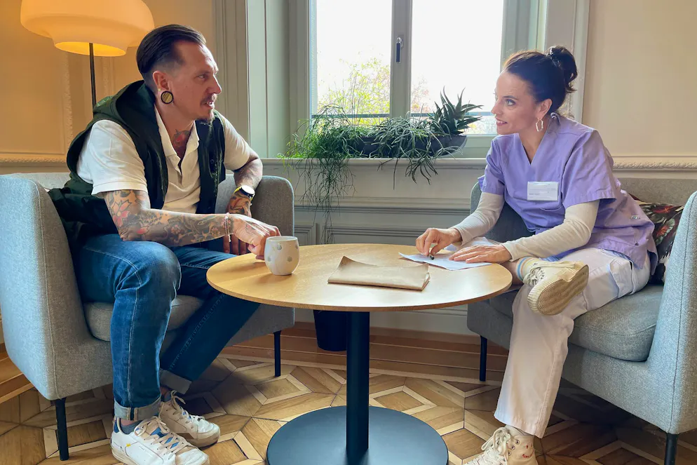 «Mona mittendrin»: SRF-Star Mona Vetsch besucht ein Sterbehospiz. Raoul Pinter ist der leitende Arzt des Palliative Care Hospiz in Sankt Gallen. Die Einrichtung hat neun Zimmer für die Bewohner*innen.