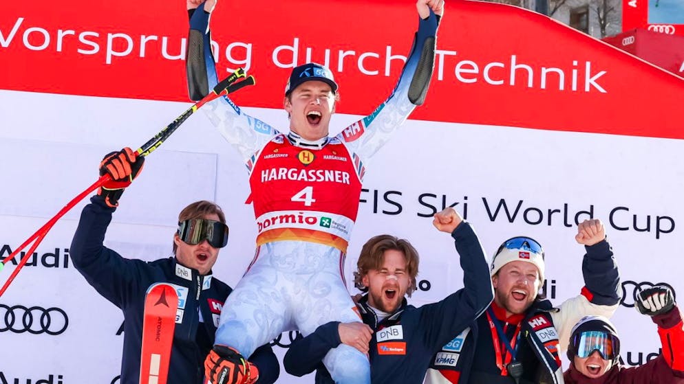 Der Norweger Fredrik Möller wird nach seinem Super-G-Triumph in Bormio von den Teamkollegen gefeiert