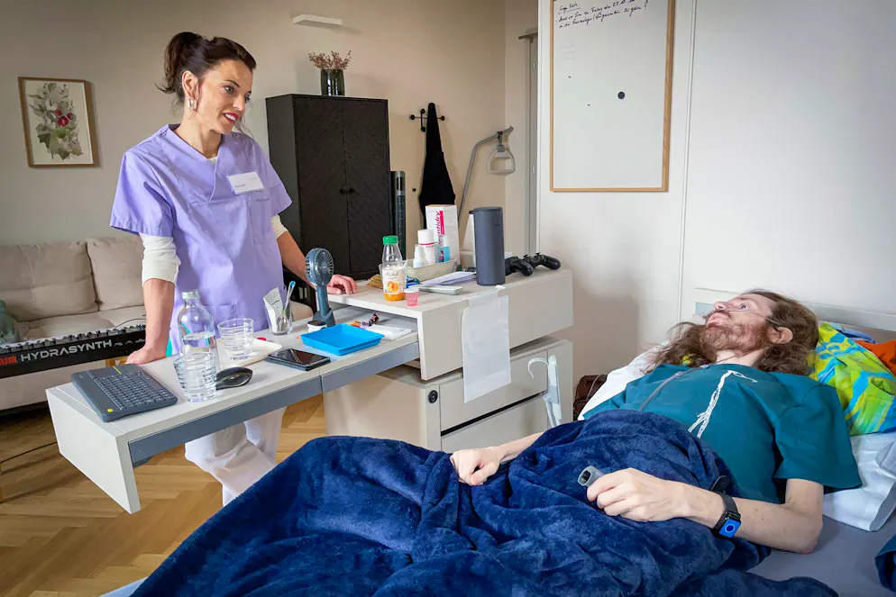 «Mona mittendrin»: SRF-Star Mona Vetsch besucht ein Sterbehospiz. Auch auf den schwerkranken Informatiker Nicolas Kressig trifft Vetsch im Hospiz. Kressig ist 1979 geboren und an einem Tumor erkrankt. 