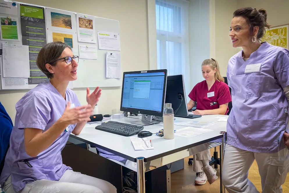 «Mona mittendrin»: SRF-Star Mona Vetsch besucht ein Sterbehospiz. Sarah Krüsi Leber (l.), ist Pflegefachfrau im Hospiz. Sie ist seit 15 Jahren in der Palliativ-Pflege tätig.