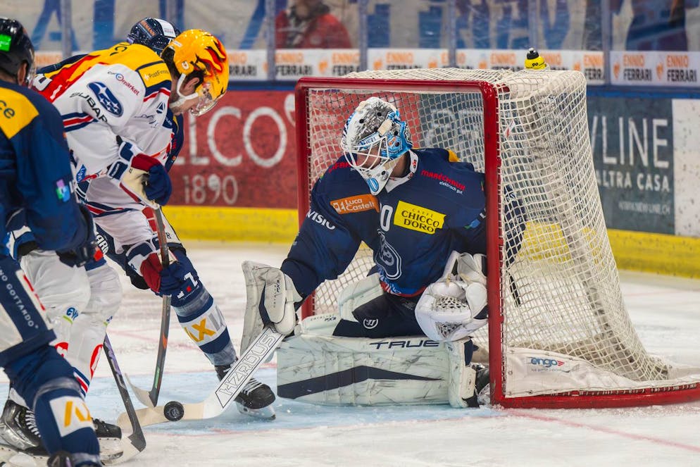 From left Derek Grant (ZSC) and goalkeeper Gilles Senn (HCAP), during the regular season of National League A (NLA) Swiss Championship 2024/25 between HC Ambri Piotta and ZSC Lions at the ice stadium Gottardo Arena in Ambri, Switzerland, Friday, January 17 2024. .(KEYSTONE/ Ti-Press/ Samuel Golay)