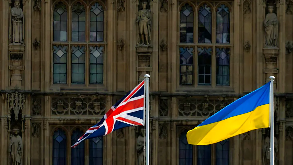 ARCHIV - Eine Union-Jack-Flagge und eine ukrainische Flagge wehen vor den Houses of Parliament am Unabhängigkeitstag der Ukraine. Foto: Frank Augstein/AP/dpa