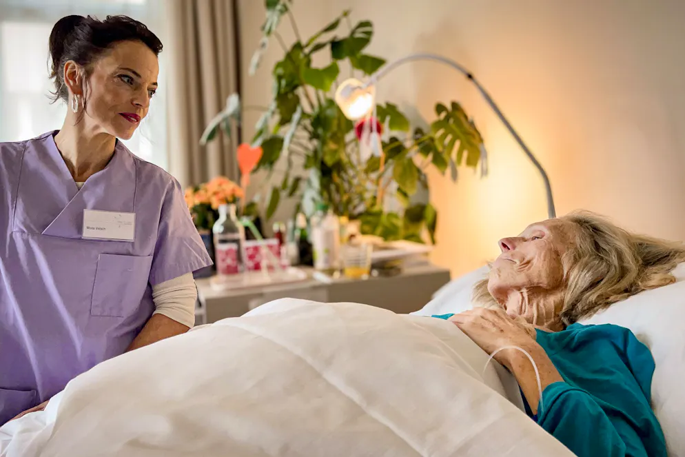 «Mona mittendrin»: SRF-Star Mona Vetsch besucht ein Sterbehospiz. SRF-Journalistin Mona Vetsch besucht für die Reportagereihe «Mona mittendrin» das Sterbehospiz in Sankt Gallen. Dort trifft sie in der Villa Jacob auf die ehemalige Sportlehrerin Heidi Steiner. In der Schweiz gibt es neun Sterbehospize. 