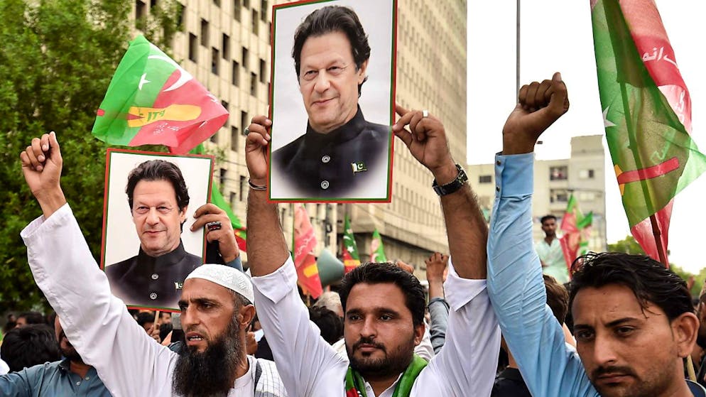 Imran Khan è stato condannato a 14 anni di carcere per frode. Nell'immagine: una protesta dei suoi sostenitori.