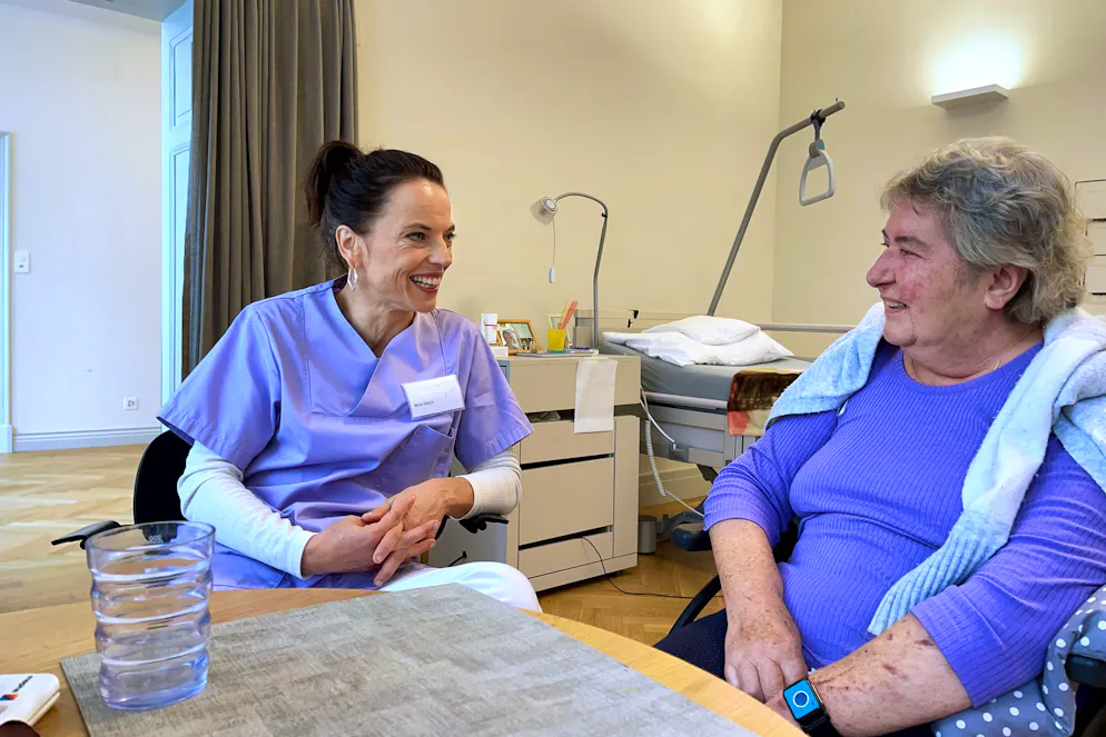 «Mona mittendrin»: SRF-Star Mona Vetsch besucht ein Sterbehospiz. Mona Vetsch im Gespräch mit Hospiz-Patientin Doris Niederer, sie hat Krebs. 