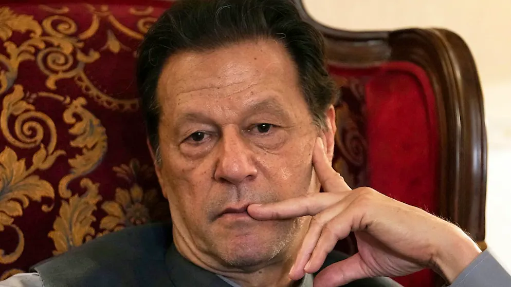 ARCHIV - Ein Gericht in Pakistan hat Ex-Premier Imran Khan und seine Frau zu jeweils 14 Jahren Haft verurteilt. Foto: K.M. Chaudary/AP/dpa