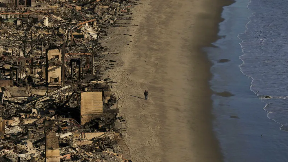 Strand von Malibu: Das Palisades Fire hat die Millionenhäuser der Promis in Schutt und Asche gelegt. (16. Januar 2025) 