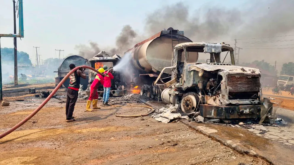 dpatopbilder - Feuerwehrleute löschen das Feuer eines Benzintankwagens, der in Suleja explodiert ist. Nach der Explosion eines Benzintankwagens in Nigeria sind der Nationalen Katastrophenschutzbehörde (NEMA) zufolge zahlreiche Menschen getötet worden. Foto: Arise News/AP/dpa