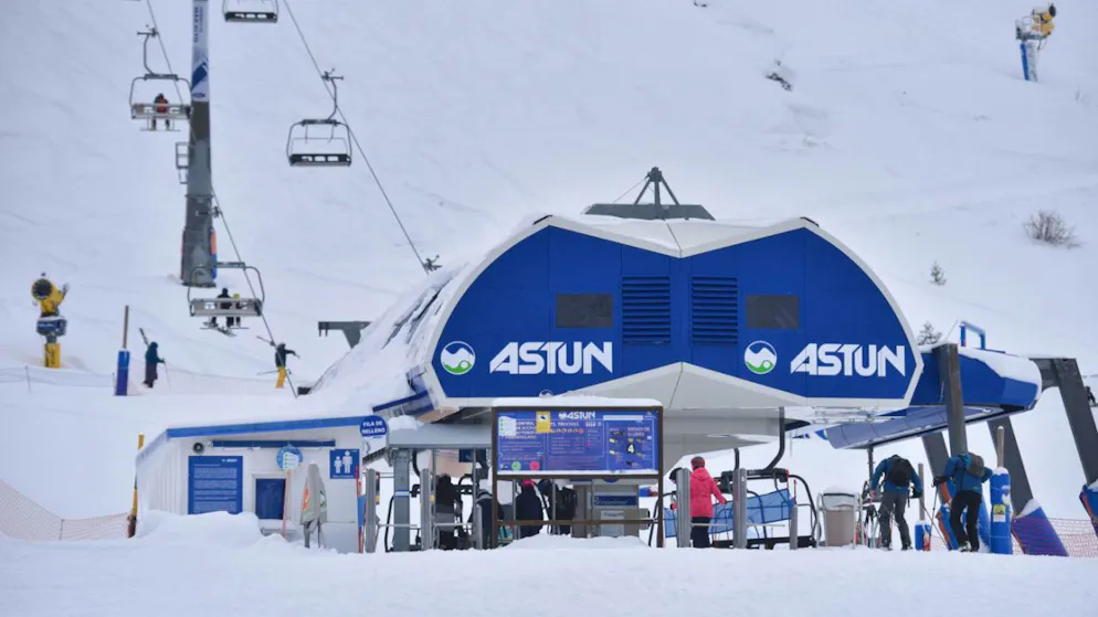 ARCHIV - Skifahrer fahren mit dem Sessellift im Skigebiet Astun. Foto: Veronica Lacasa / Veronica Lacas/EUROPA PRESS/dpa