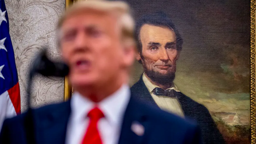 Il presidente eletto Usa Donald Trump con sullo sfondo un ritratto di Abraham Lincoln