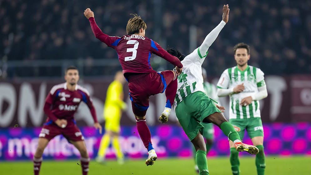 Servettes Keigo Tsunemoto und St. Gallens Noah Yannick liefern sich einen Zweikampf