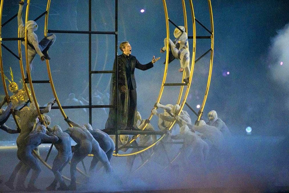 Il vallesano Kevin Germanier vestirà i presentatori dell'ESC di Basilea. Il cantante svizzero Benjamin Bernheim ha indossato un abito di Germanier alla cerimonia di chiusura delle Olimpiadi estive di Parigi 2024.