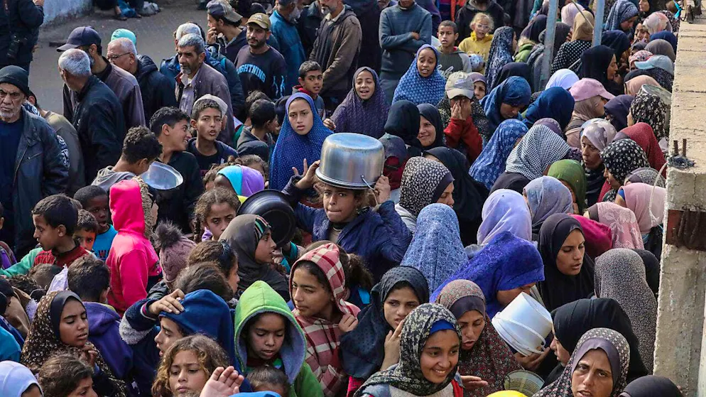 People in front of a charity kitchen in the Gaza Strip. Photo: Omar Ashtawy/APA Images via ZUMA Press Wire/dpa
