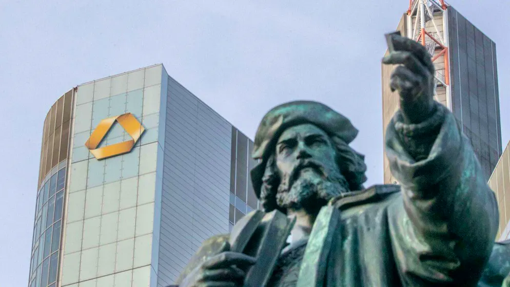 Das Gutenberg-Denkmal vor dem Commerzbank-Tower in Frankfurt (D). (Archivbild)