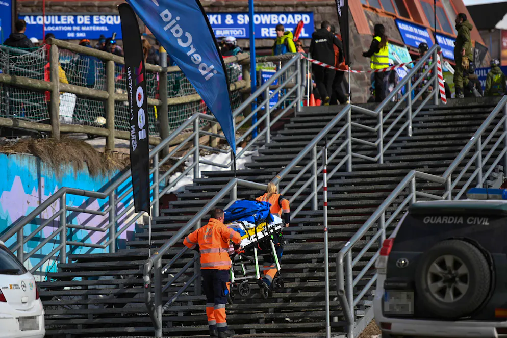 Astun. Deux personnes portent une civière dans la station de ski d'Astún, le 18 janvier 2025, à Jaca, Huesca, Aragon Espagne.