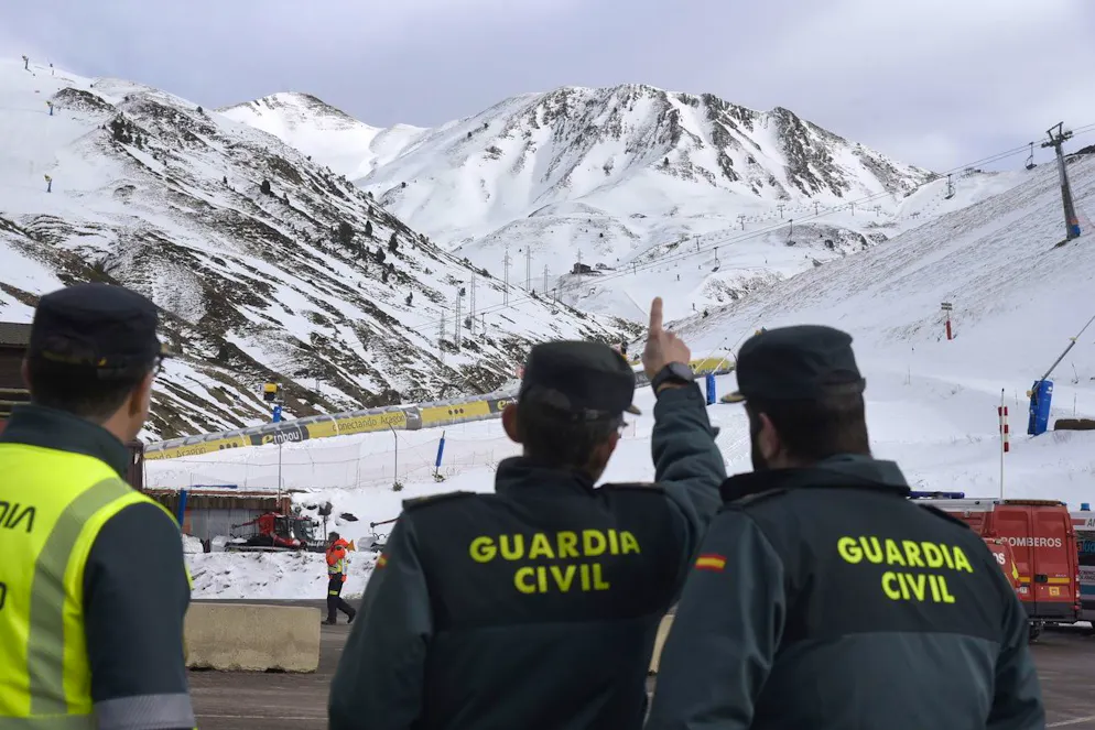 Astun. Des équipes médicales et d'urgence au complexe d'hiver d'Astun, en Aragon, dans le nord de l'Espagne, le 18 janvier 2025