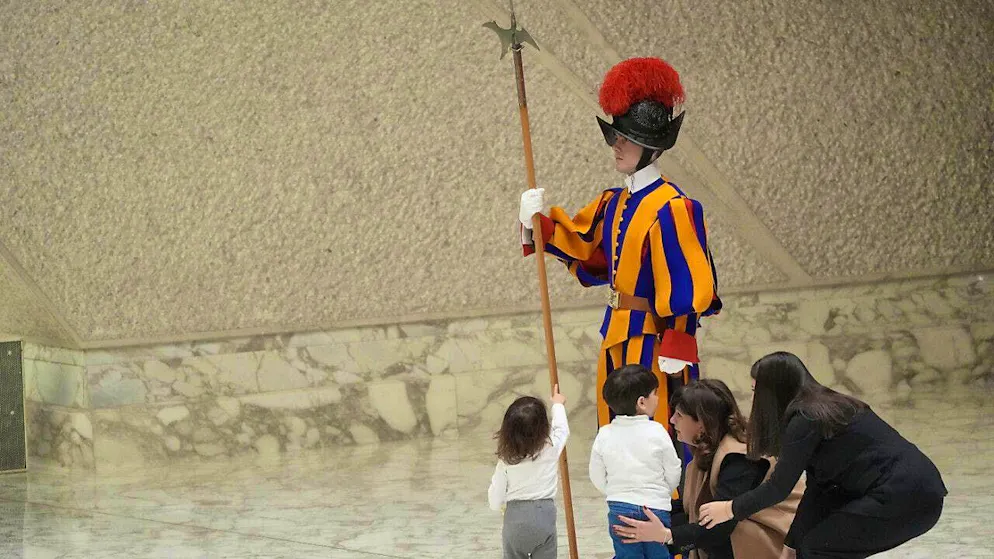 A child points to a Swiss Guardsman during Pope Francis' weekly general audience at the Vatican. (archive picture)