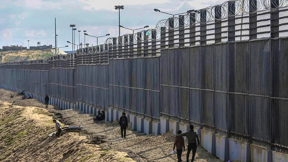 ARCHIVE - Palestinians stand near the border between the Gaza Strip and Egypt. (to dpa: "Egypt ready for injured Palestinians from Gaza") Photo: Mohammed Talatene/dpa