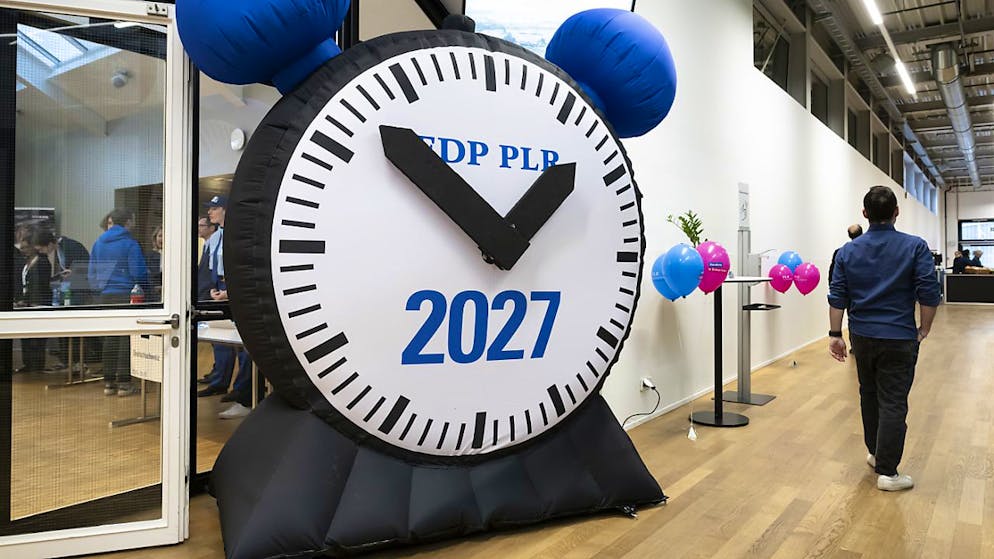Nachbarländer für Keller-Sutter finanzpolitisch keine Vorbilder - Gallery. Eine aufblasbare Uhr in den Farben der FDP-Partei steht am Eingang zur Delegiertenversammlung der FDP Schweiz vom Samstag in Bern.