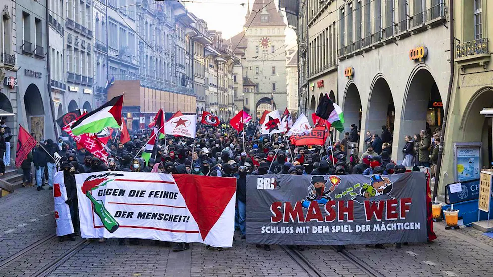 Several hundred opponents of the World Economic Forum (WEF) demonstrated in Bern on Saturday.