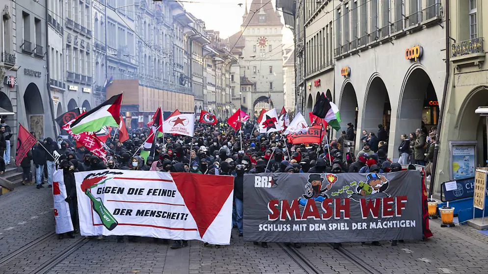 Mehrere Hundert Gegnerinnen und Gegner des Weltwirtschaftsforums (WEF) demonstrierten am Samstag in Bern.