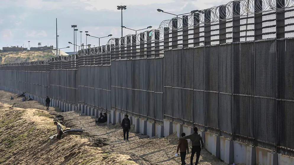 ARCHIV - Palästinenser stehen nahe der Grenze zwischen dem Gazastreifen und Ägypten. (zu dpa: «Ägypten bereit für verletzte Palästinenser aus Gaza») Foto: Mohammed Talatene/dpa