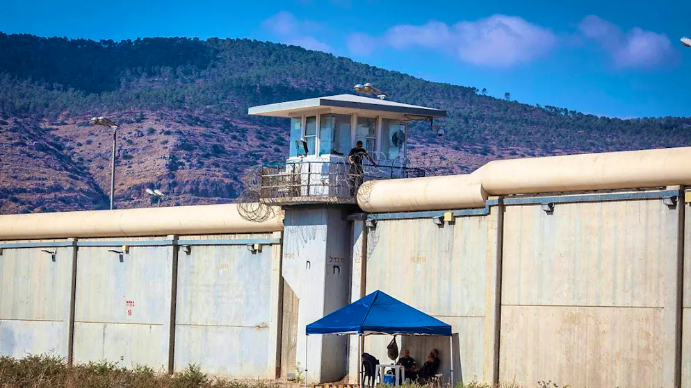 ARCHIVE - Israeli soldiers sit under a pavilion on the prison wall of a prison. Photo: Ilia Yefimovich/dpa