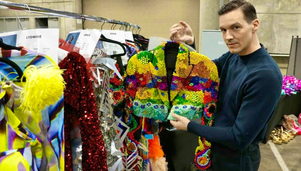 Il vallesano Kevin Germanier vestirà i presentatori dell'ESC di Basilea. A «Germany's Next Topmodel» 2024, le modelle hanno indossato gli abiti di Kevin Germanier.